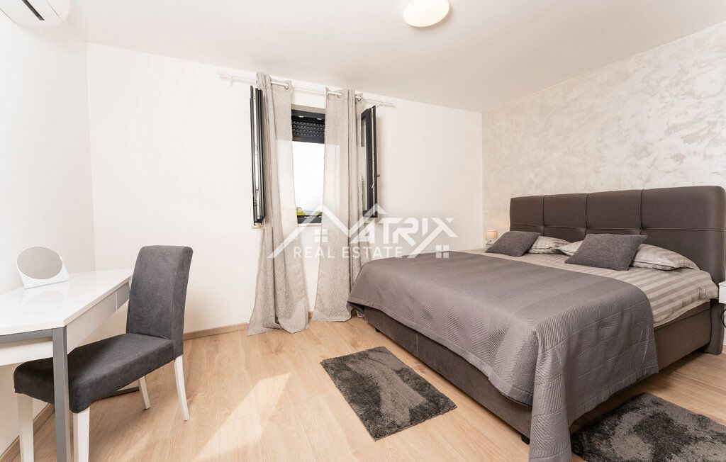 Labin, Moderna hiša z bazenom v bližini morja in mesta, Novo