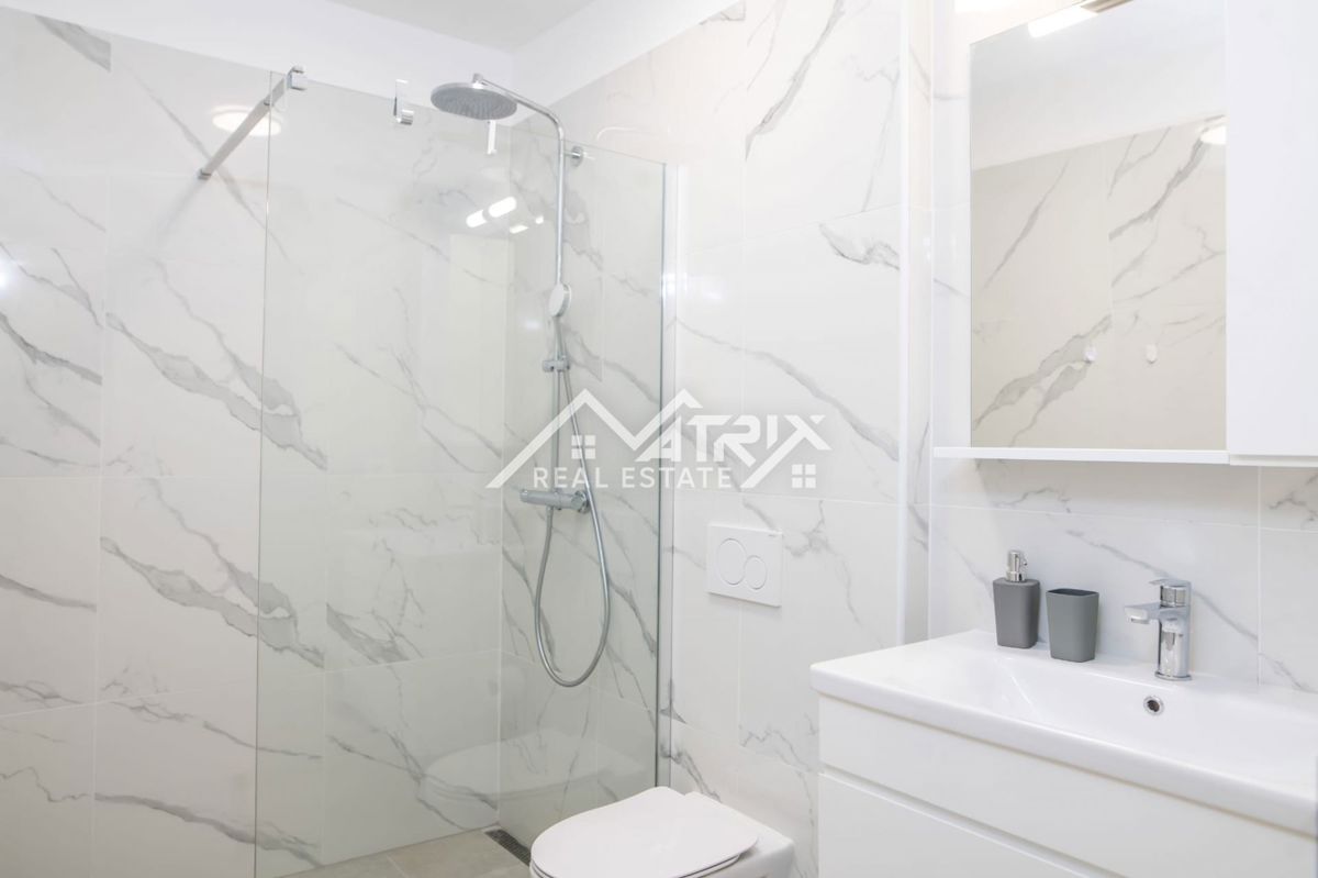 Umag, Moderno opremljena vila z bazenom in pogledom na morje