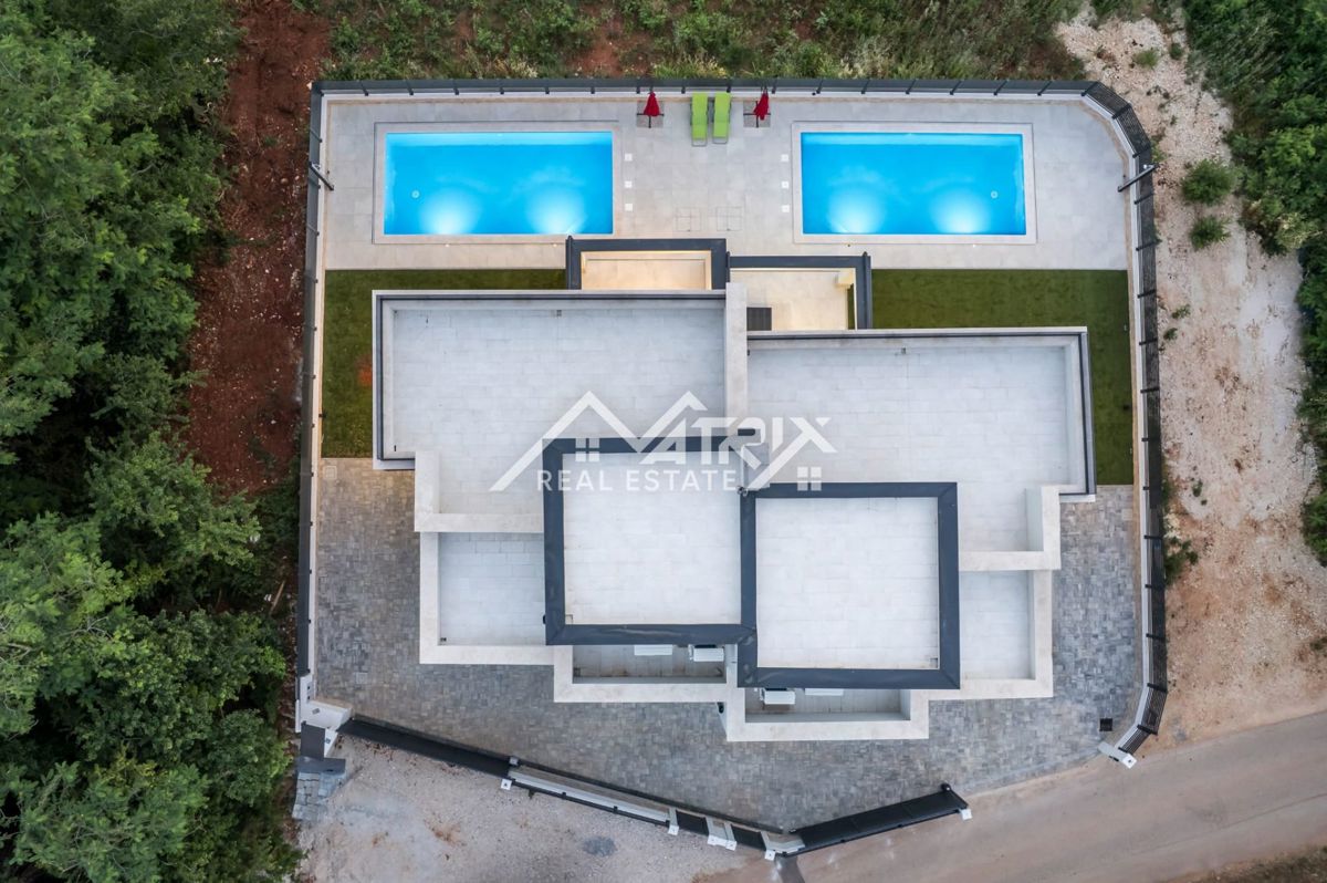 Umag, Moderno opremljena vila z bazenom in pogledom na morje