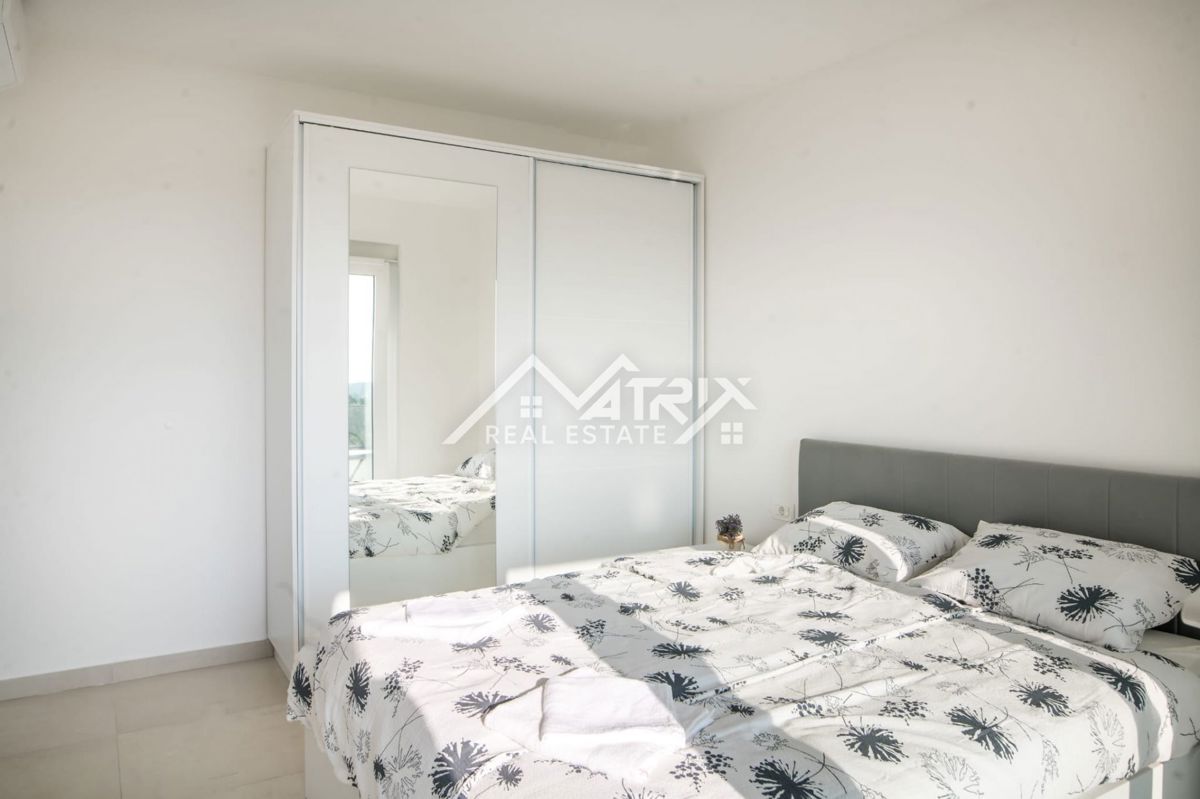 Umag, Moderno opremljena vila z bazenom in pogledom na morje