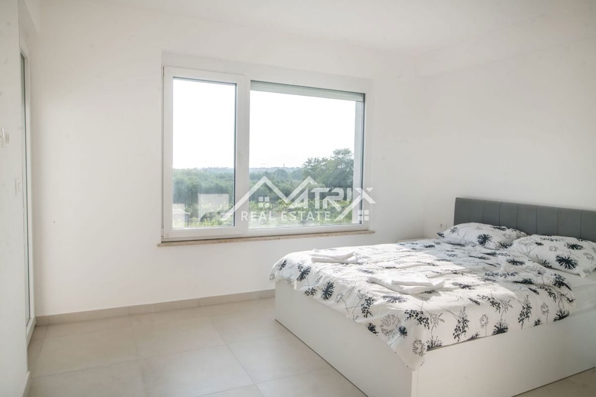 Umag, Moderno opremljena vila z bazenom in pogledom na morje