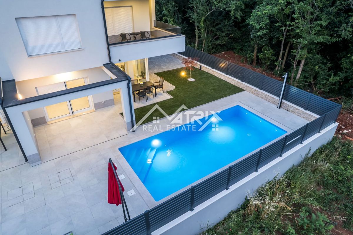 Umag, Moderno opremljena vila z bazenom in pogledom na morje