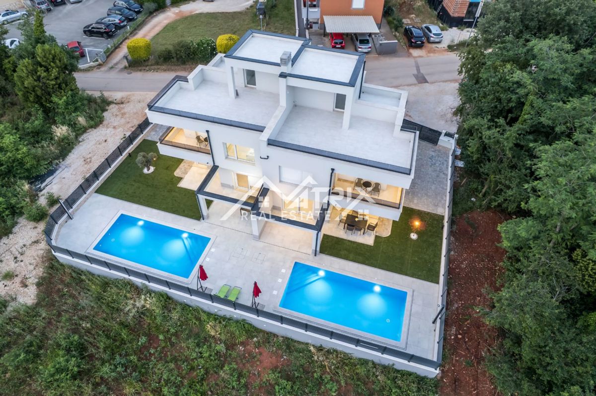 Umag, Moderno opremljena vila z bazenom in pogledom na morje