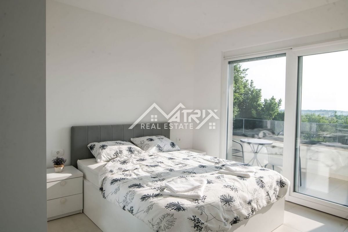 Umag, Moderno opremljena vila z bazenom in pogledom na morje