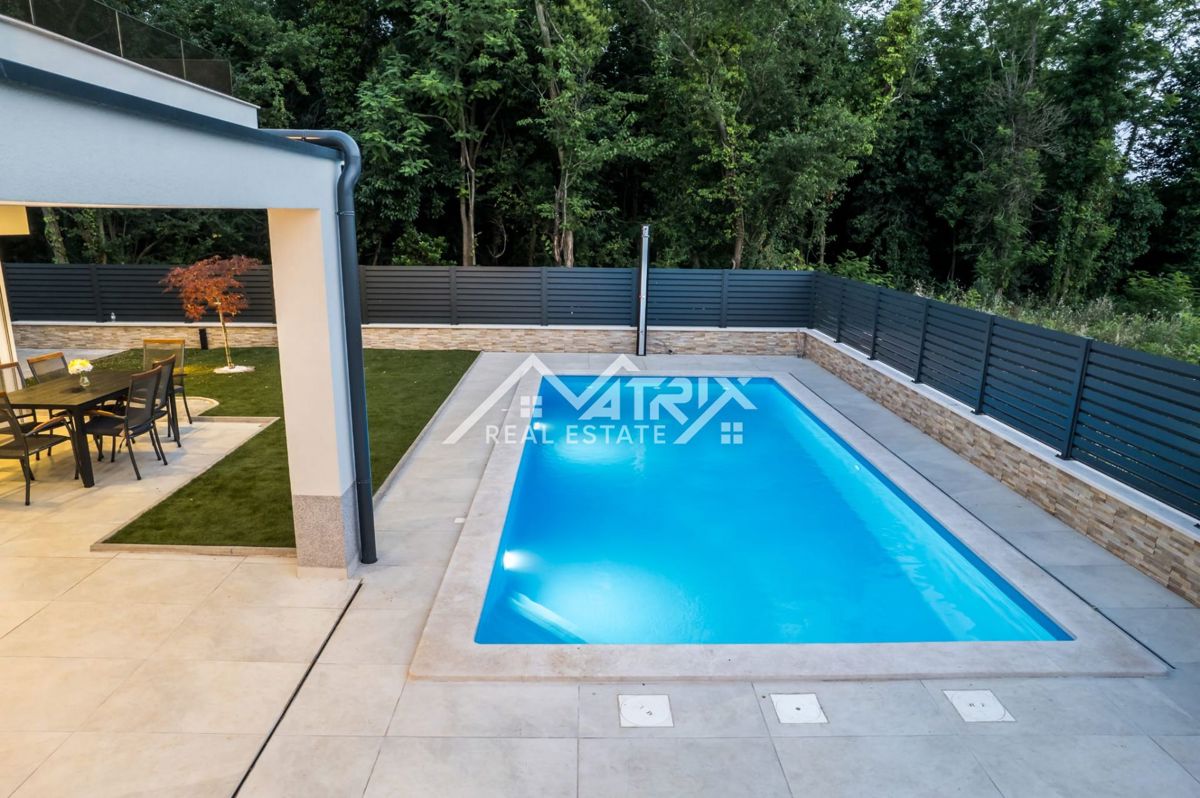 Umag, Moderno opremljena vila z bazenom in pogledom na morje