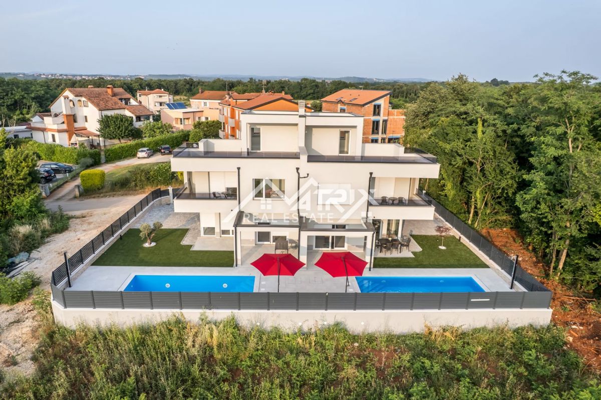 Umag, Moderno opremljena vila z bazenom in pogledom na morje