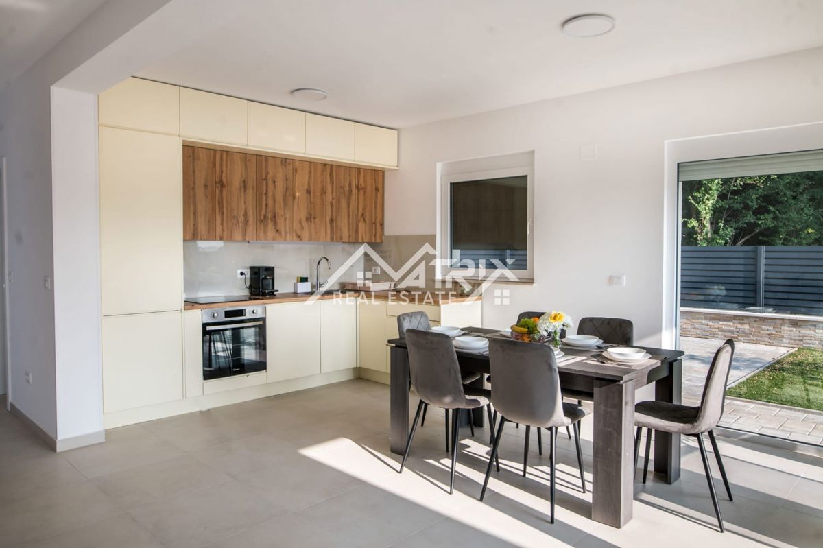 Umag, Moderno opremljena vila z bazenom in pogledom na morje