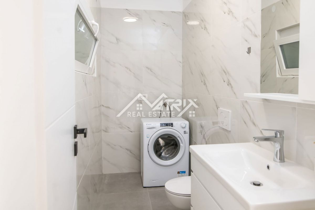 Umag, Moderno opremljena vila z bazenom in pogledom na morje