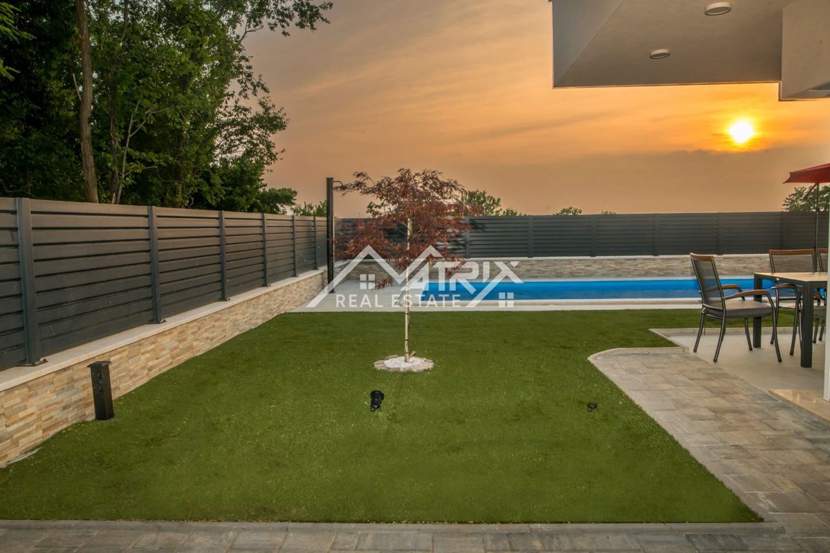 Umag, Moderno opremljena vila z bazenom in pogledom na morje