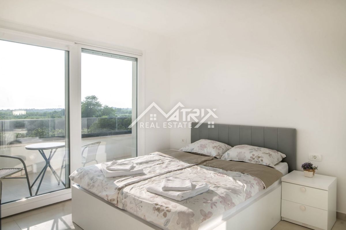 Umag, Moderno opremljena vila z bazenom in pogledom na morje