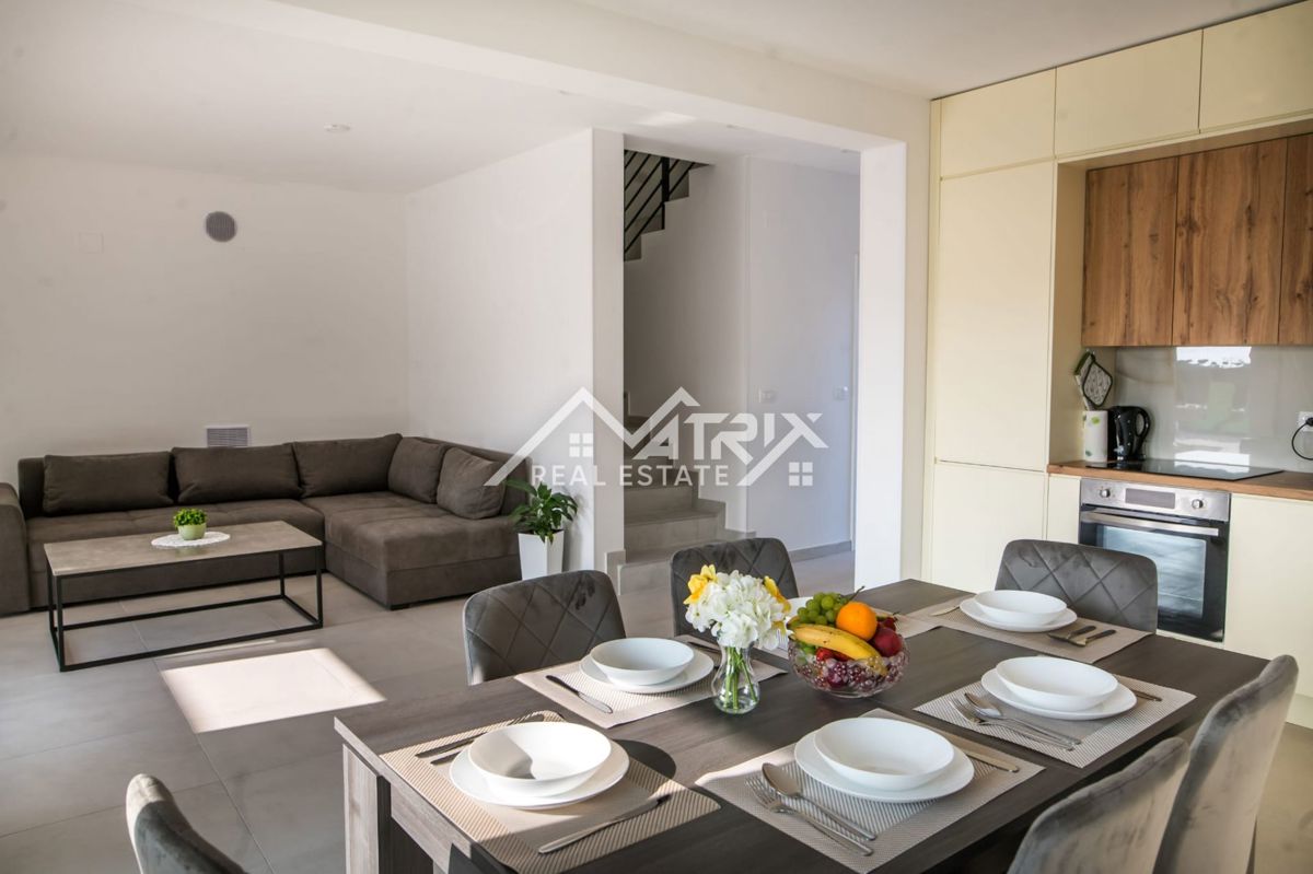 Umag, Moderno opremljena vila z bazenom in pogledom na morje