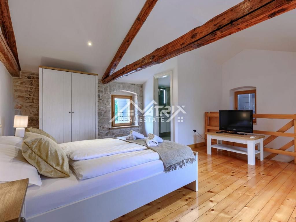 Poreč okolica, vrstna kamnita hiša z jacuzzijem