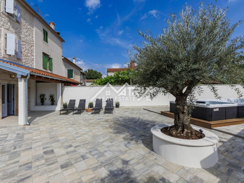 Poreč okolica, vrstna kamnita hiša z jacuzzijem