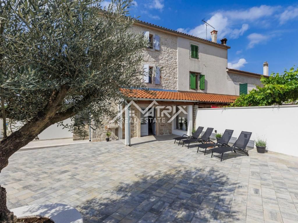 Poreč okolica, vrstna kamnita hiša z jacuzzijem