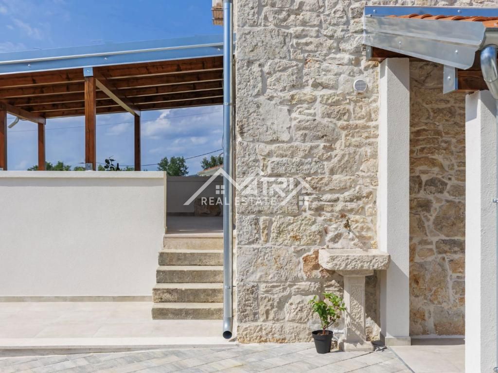 Poreč okolica, vrstna kamnita hiša z jacuzzijem