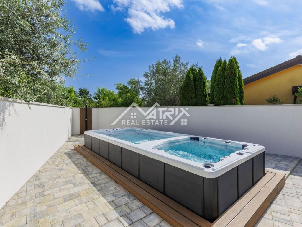 Poreč okolica, vrstna kamnita hiša z jacuzzijem