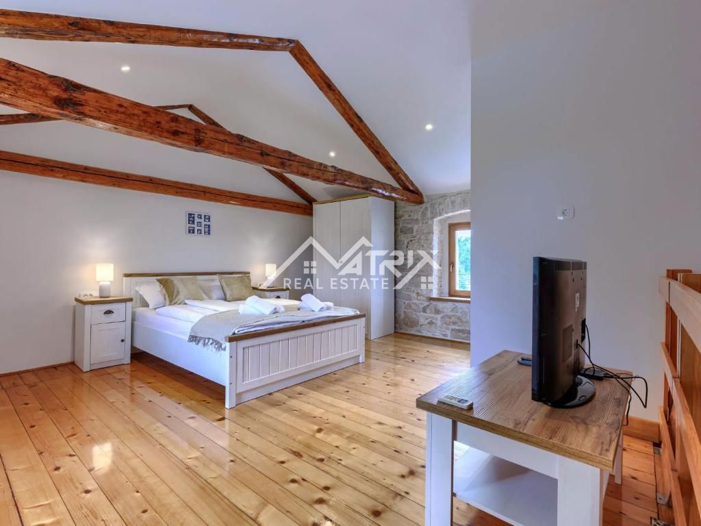 Poreč okolica, vrstna kamnita hiša z jacuzzijem