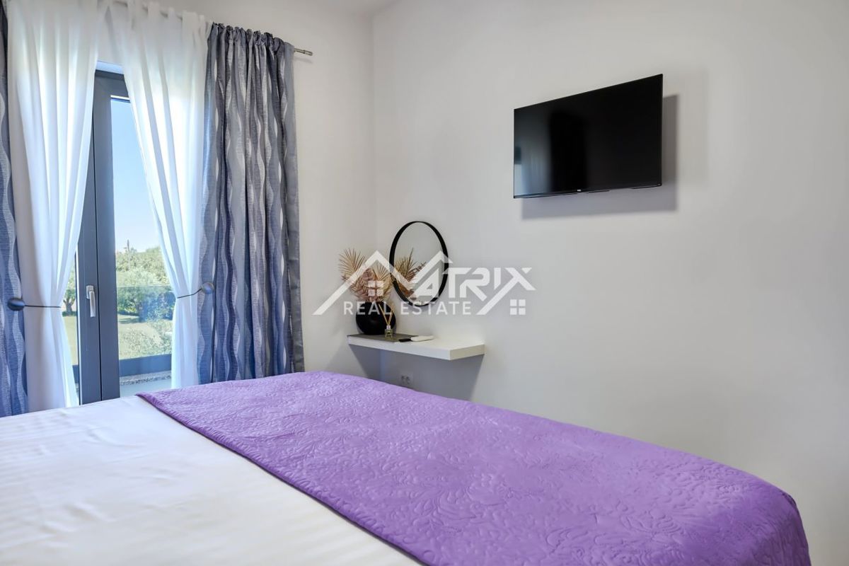 Območje Pule, dvonadstropna vila z bazenom in teraso