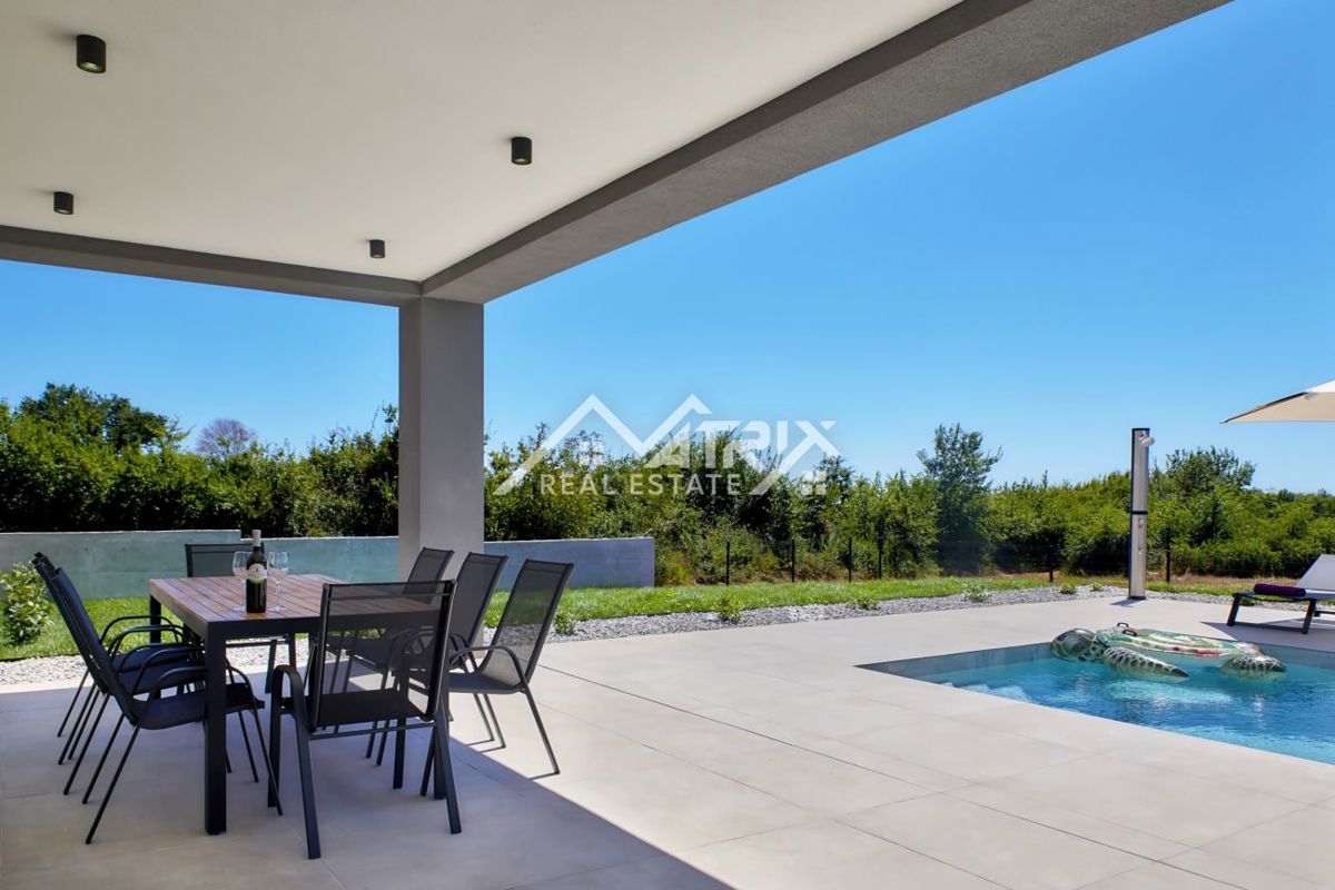 Območje Pule, dvonadstropna vila z bazenom in teraso