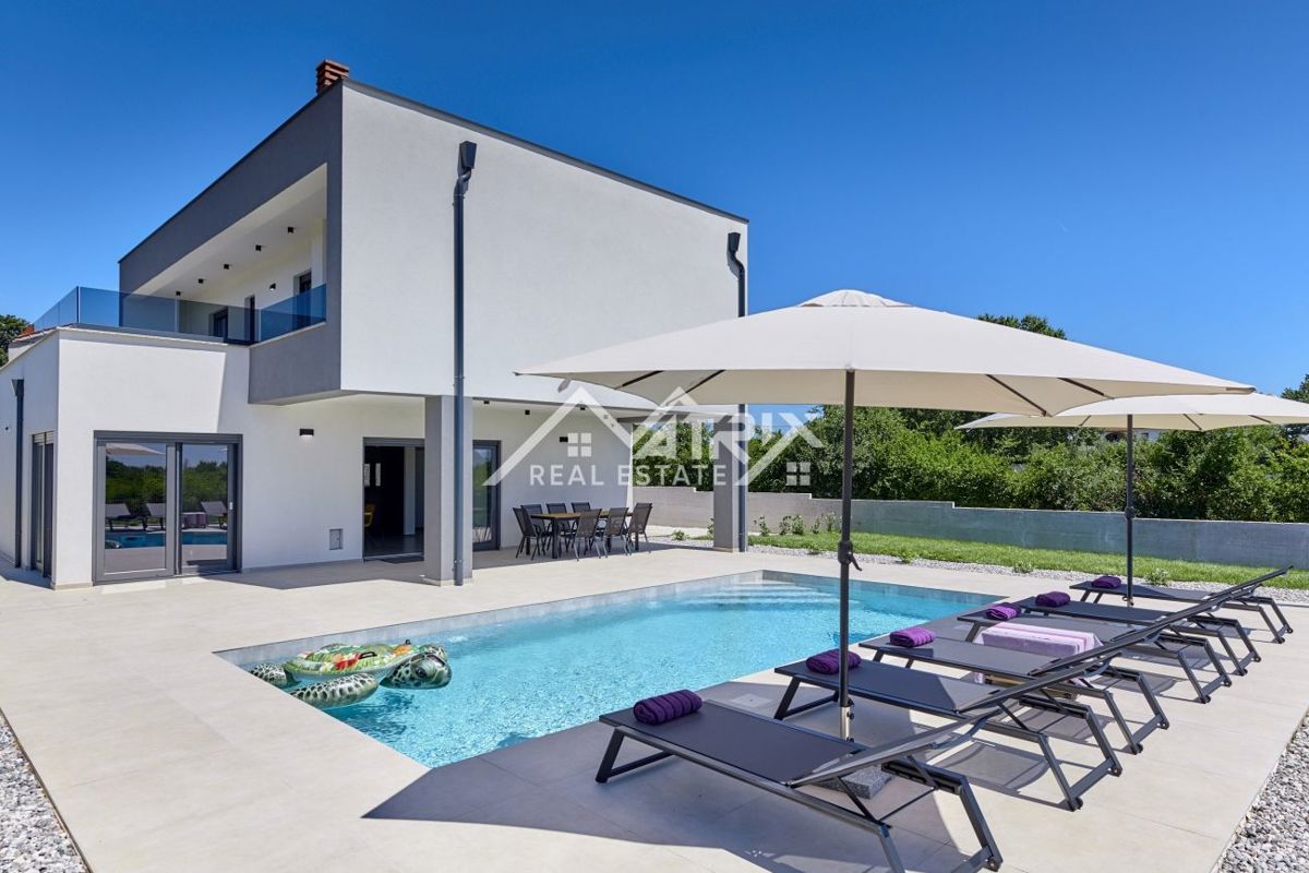 Območje Pule, dvonadstropna vila z bazenom in teraso