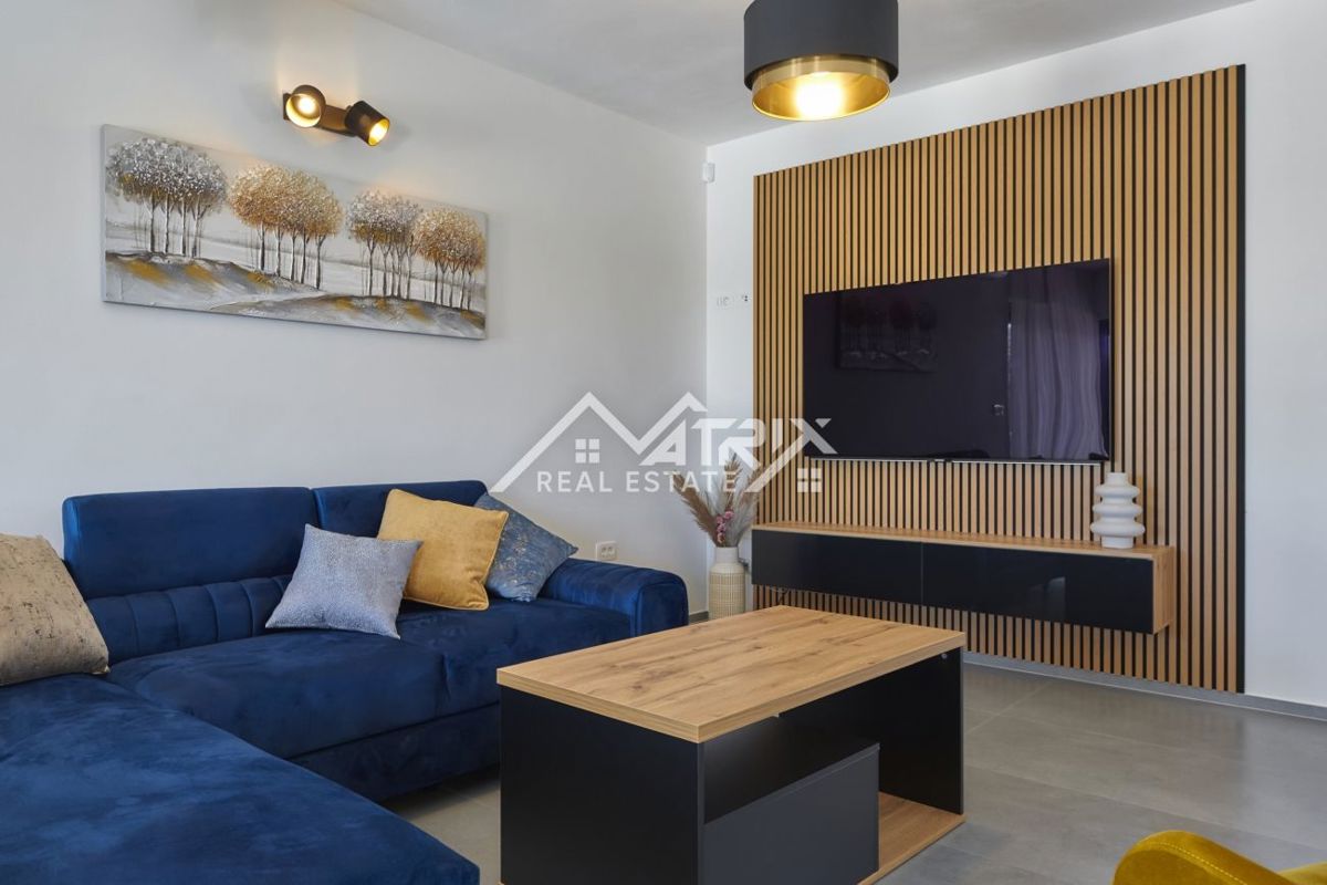 Območje Pule, dvonadstropna vila z bazenom in teraso