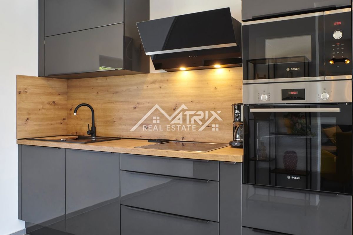 Območje Pule, dvonadstropna vila z bazenom in teraso