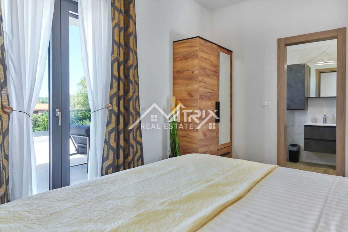 Območje Pule, dvonadstropna vila z bazenom in teraso