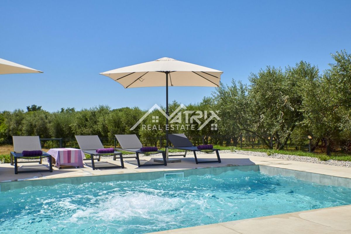 Območje Pule, dvonadstropna vila z bazenom in teraso