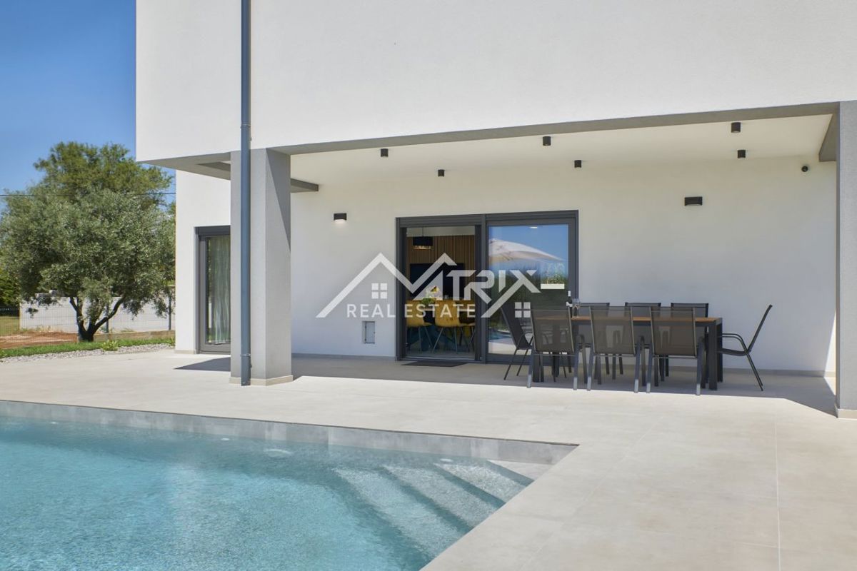 Območje Pule, dvonadstropna vila z bazenom in teraso