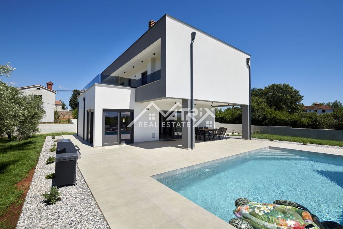 Območje Pule, dvonadstropna vila z bazenom in teraso
