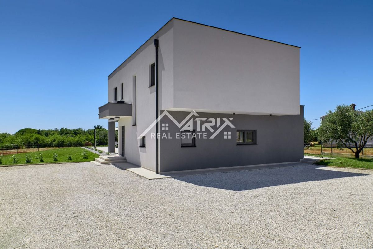 Območje Pule, dvonadstropna vila z bazenom in teraso