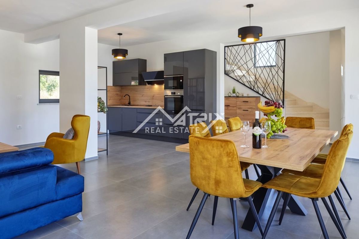 Območje Pule, dvonadstropna vila z bazenom in teraso