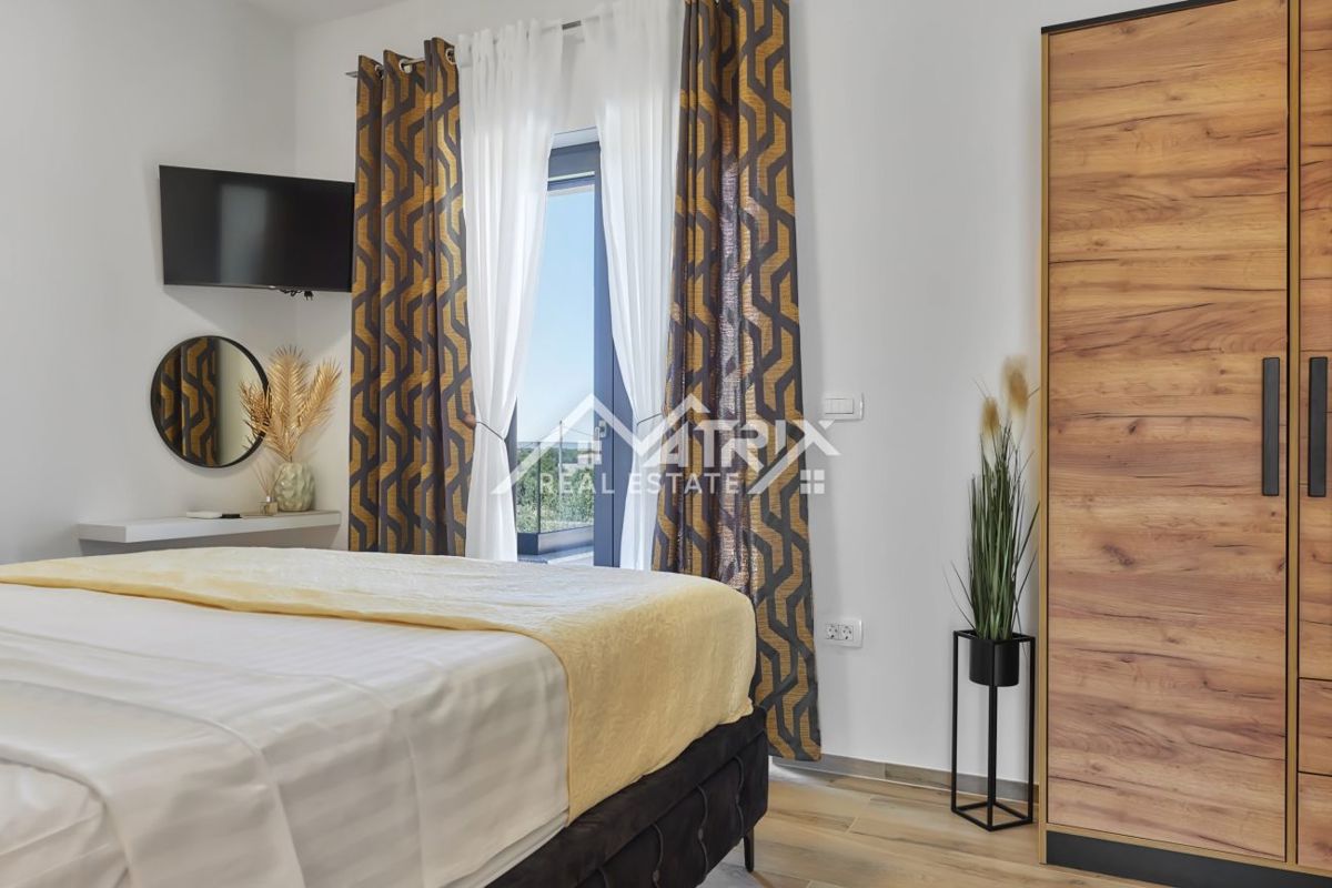 Območje Pule, dvonadstropna vila z bazenom in teraso