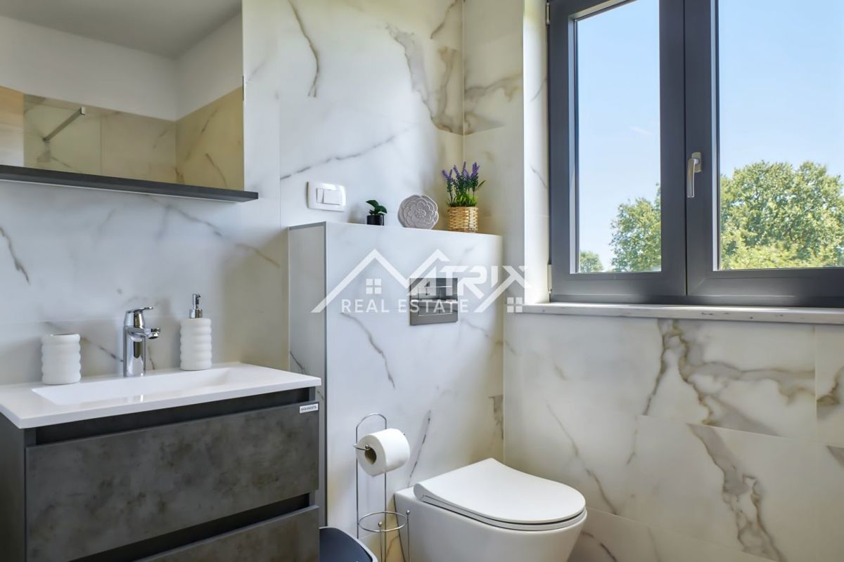 Območje Pule, dvonadstropna vila z bazenom in teraso