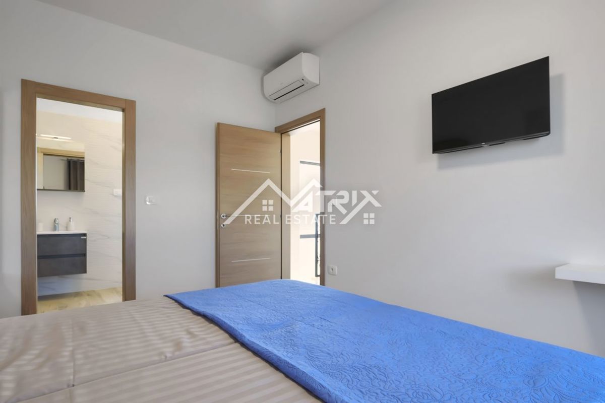 Območje Pule, dvonadstropna vila z bazenom in teraso