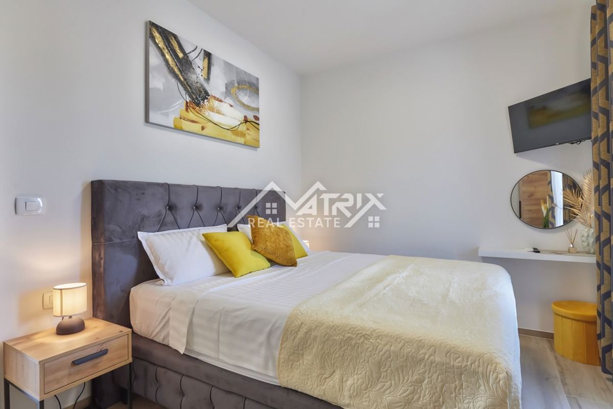 Območje Pule, dvonadstropna vila z bazenom in teraso