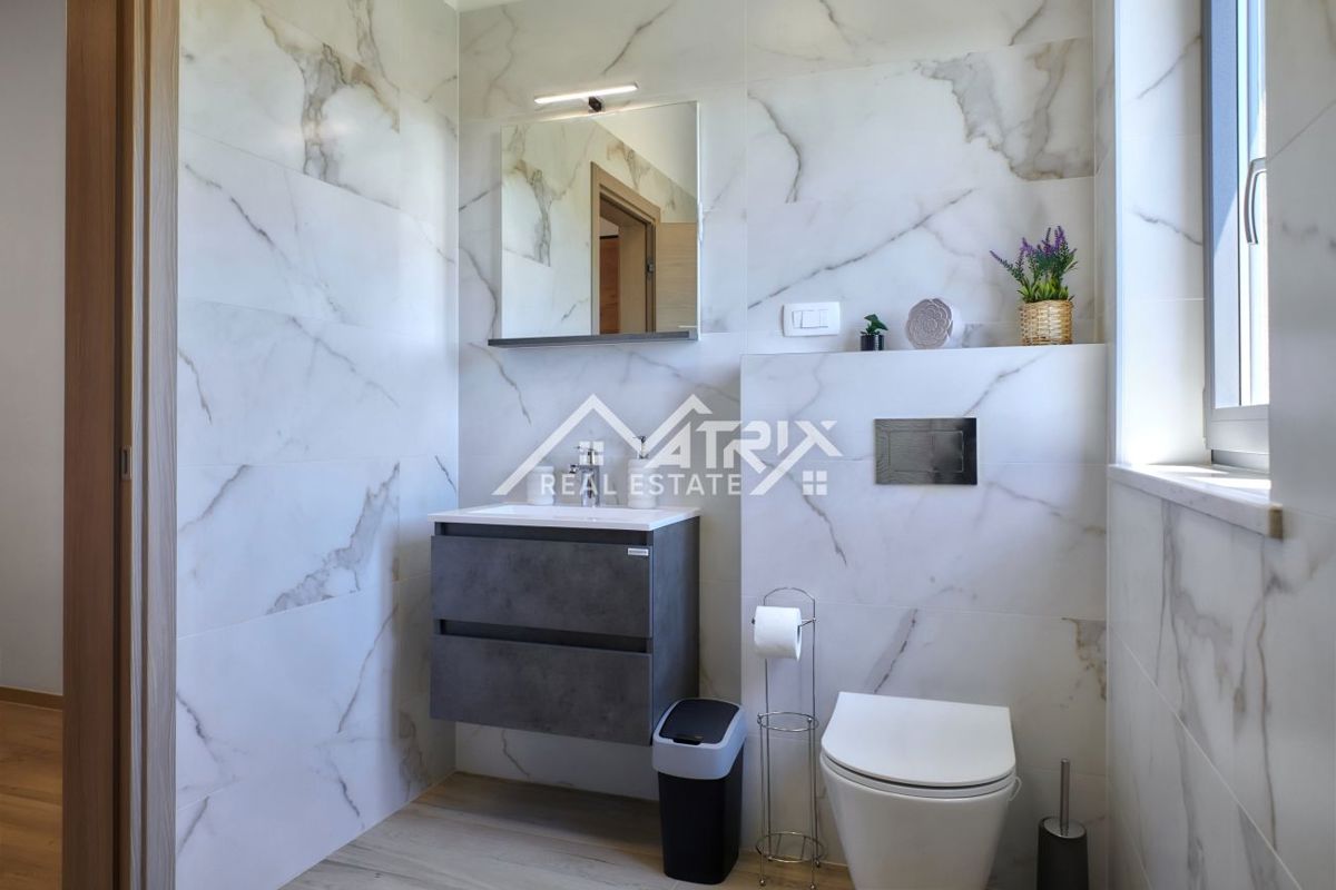 Območje Pule, dvonadstropna vila z bazenom in teraso