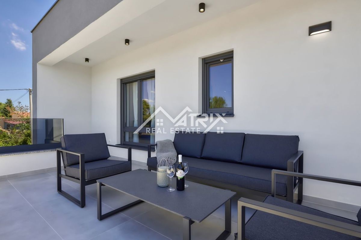 Območje Pule, dvonadstropna vila z bazenom in teraso