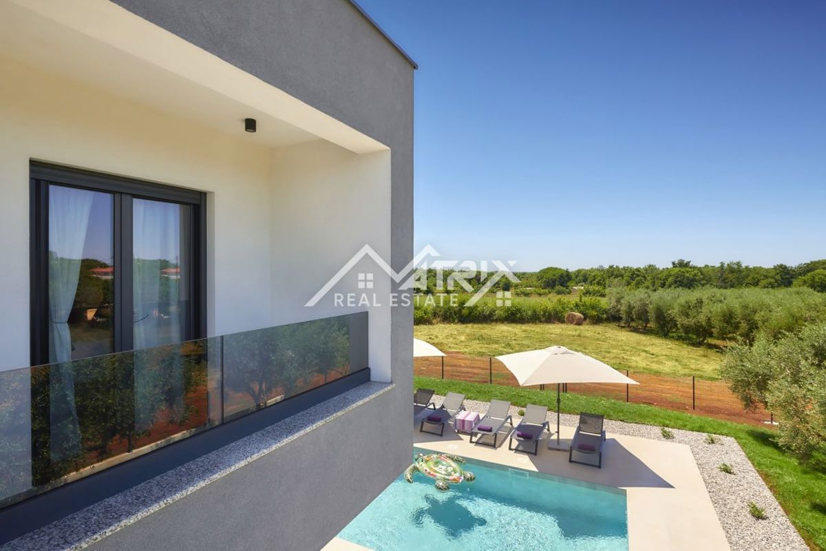 Območje Pule, dvonadstropna vila z bazenom in teraso