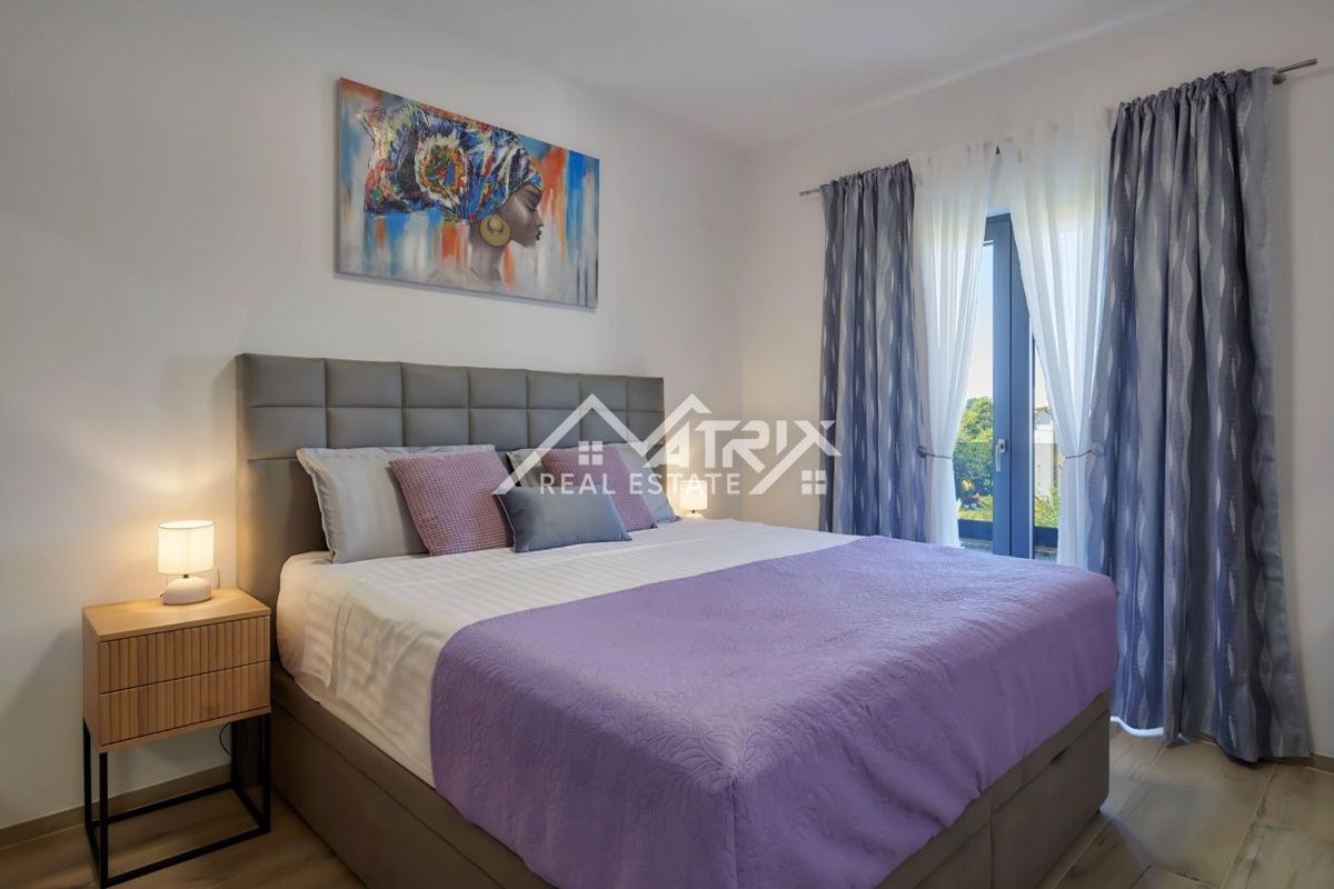 Območje Pule, dvonadstropna vila z bazenom in teraso