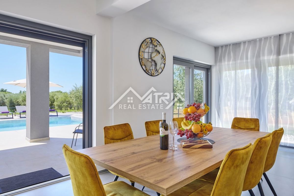 Območje Pule, dvonadstropna vila z bazenom in teraso