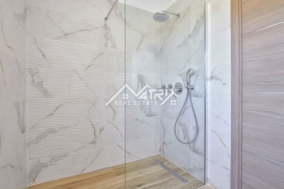 Območje Pule, dvonadstropna vila z bazenom in teraso