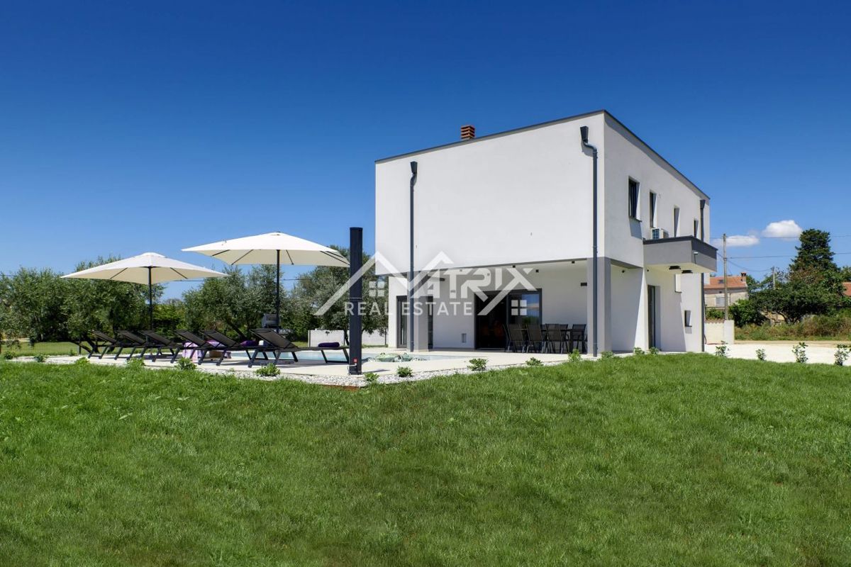 Območje Pule, dvonadstropna vila z bazenom in teraso