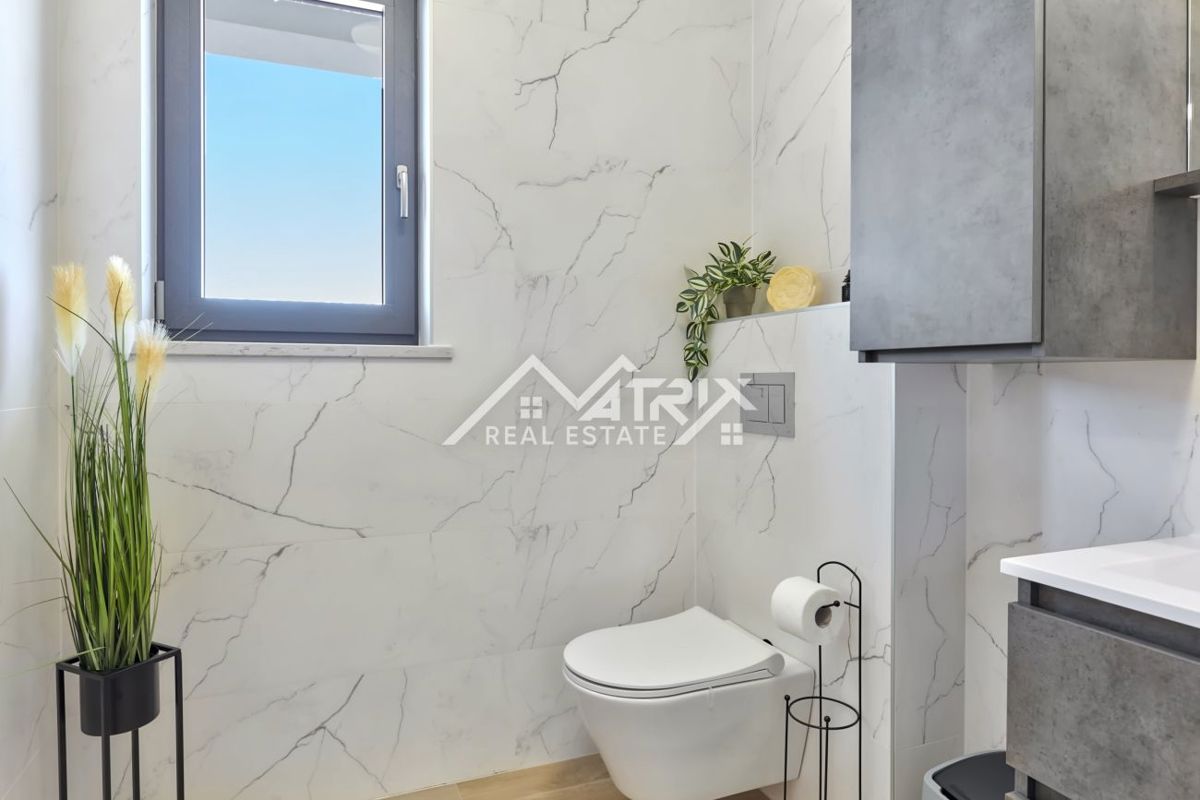 Območje Pule, dvonadstropna vila z bazenom in teraso