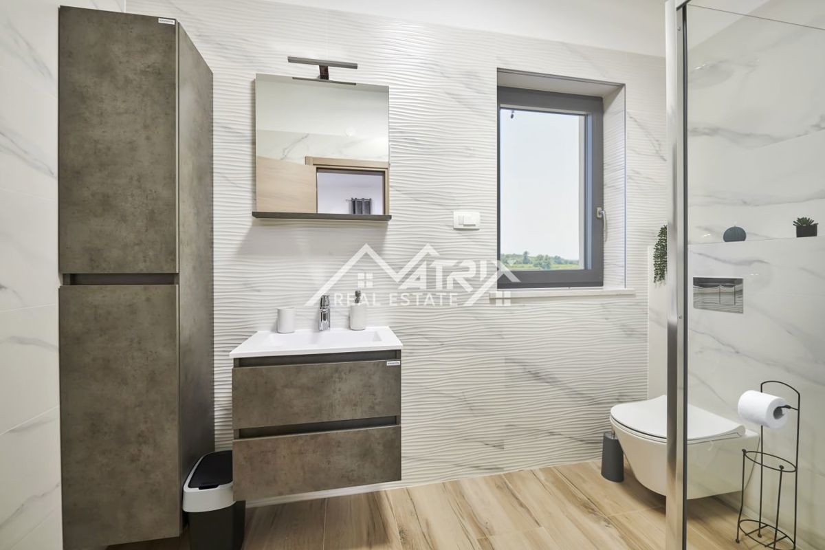 Območje Pule, dvonadstropna vila z bazenom in teraso