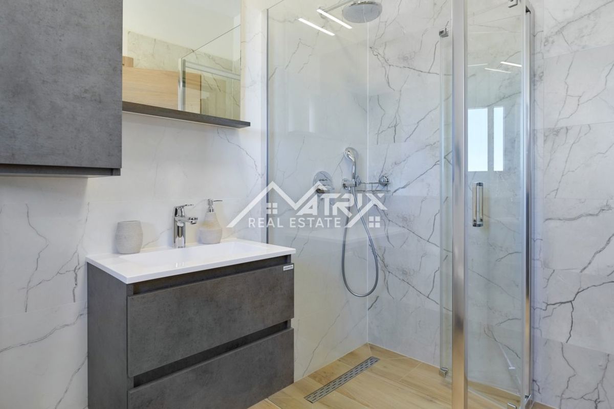 Območje Pule, dvonadstropna vila z bazenom in teraso