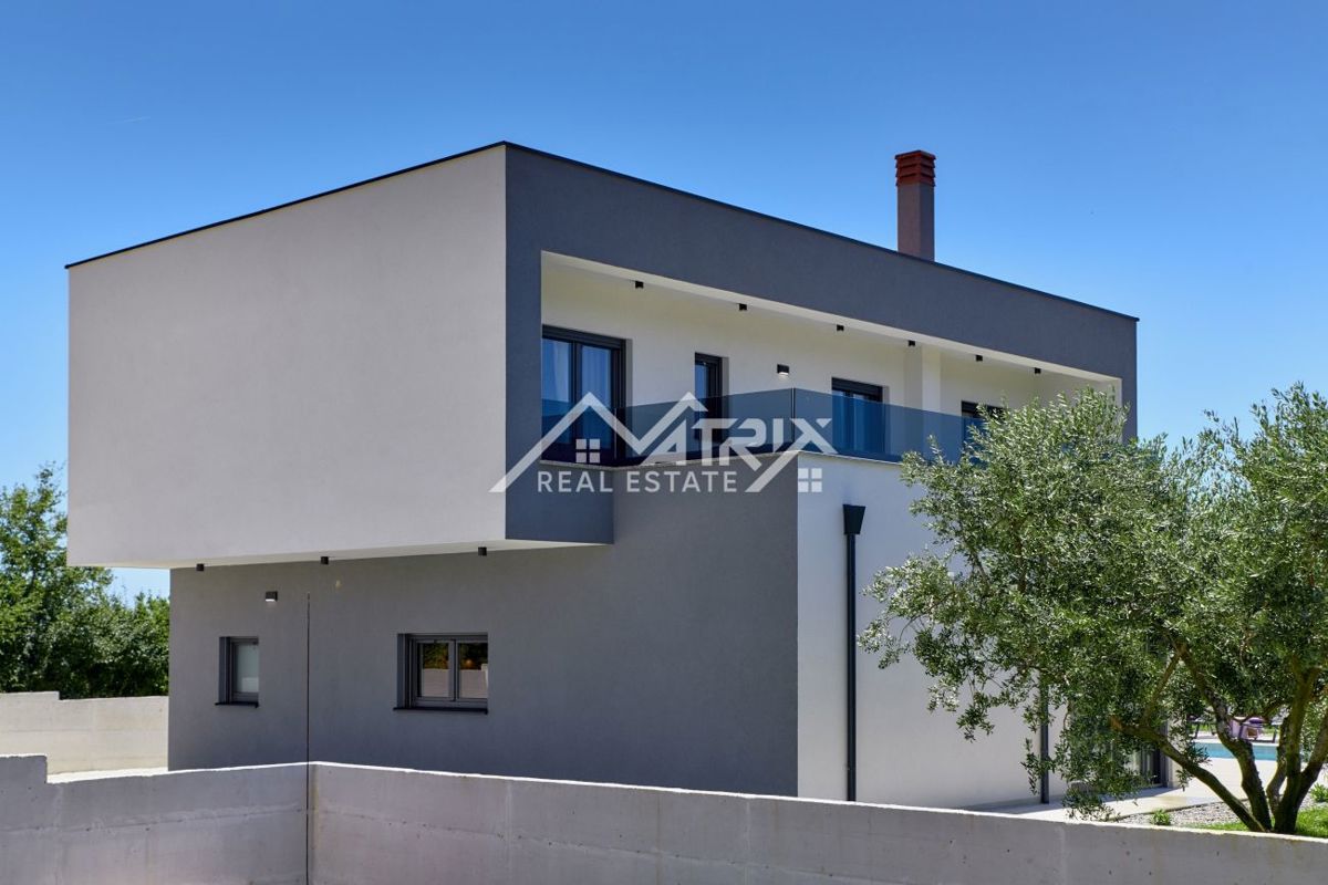 Območje Pule, dvonadstropna vila z bazenom in teraso