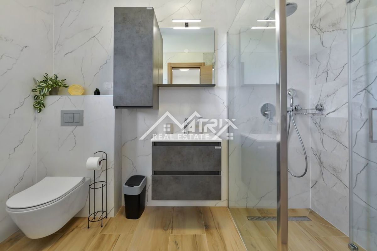 Območje Pule, dvonadstropna vila z bazenom in teraso