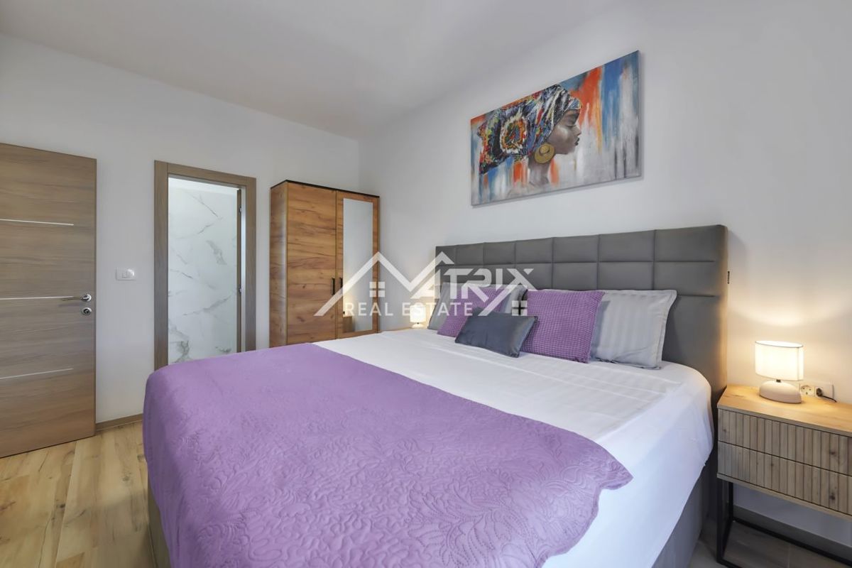 Območje Pule, dvonadstropna vila z bazenom in teraso