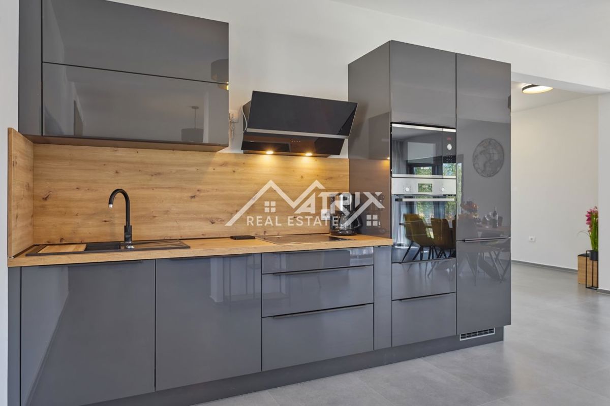 Območje Pule, dvonadstropna vila z bazenom in teraso